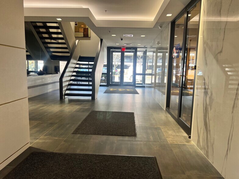 More Photos Of 344 N Old Woodward Ave, Birmingham Office For Lease