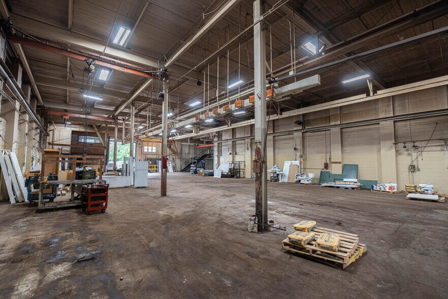 More Photos Of 407 Hadley St, Holly Manufacturing For Lease