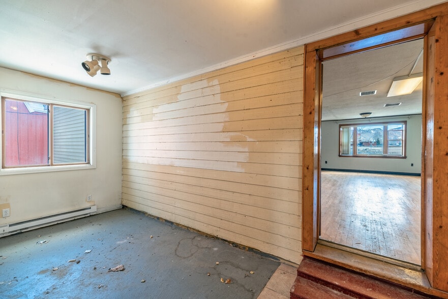 More Photos Of 121 Byers Ave, Hot Sulphur Springs Storefront Retail Residential For Sale