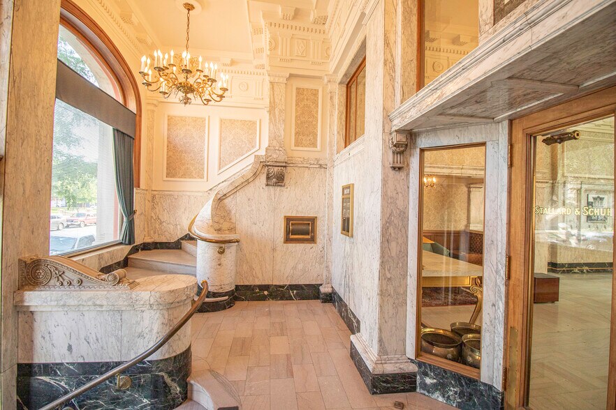 More Photos Of 301 Columbia St, Lafayette Office For Sale