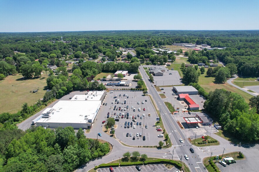 More Photos Of 956-968 W Main St, Rockwell Supermarket For Lease