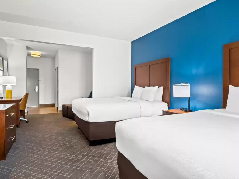 More Photos Of 200 Centennial Blvd, Lindale Hotel For Sale