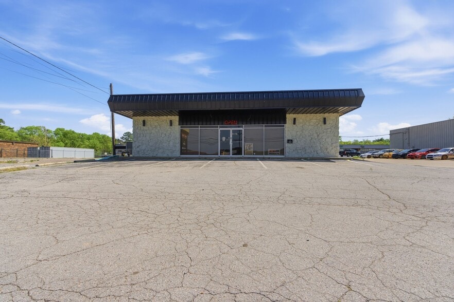 More Photos Of 1015 S Riverside Dr, Clarksville General Retail For Sale