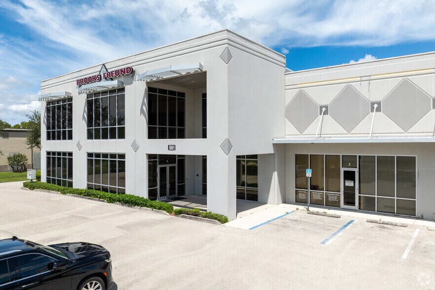 More Photos Of 5661 Independence Cir, Fort Myers Showroom For Lease