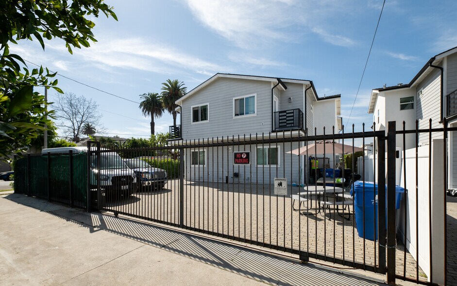 More Photos Of 3944 S Budlong Ave, Los Angeles Apartments For Sale