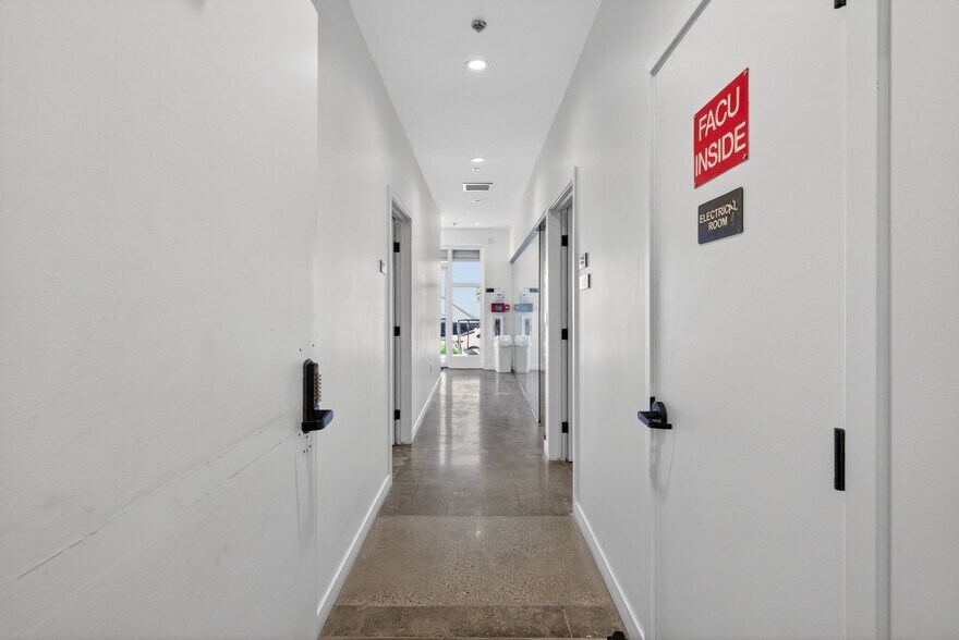 More Photos Of 1322-1326 Obispo Ave, Long Beach Warehouse For Lease