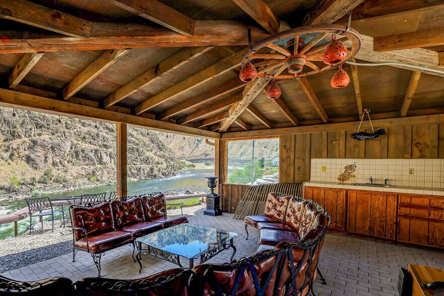 More Photos Of 420-422 Main Street St, Riggins Specialty For Sale