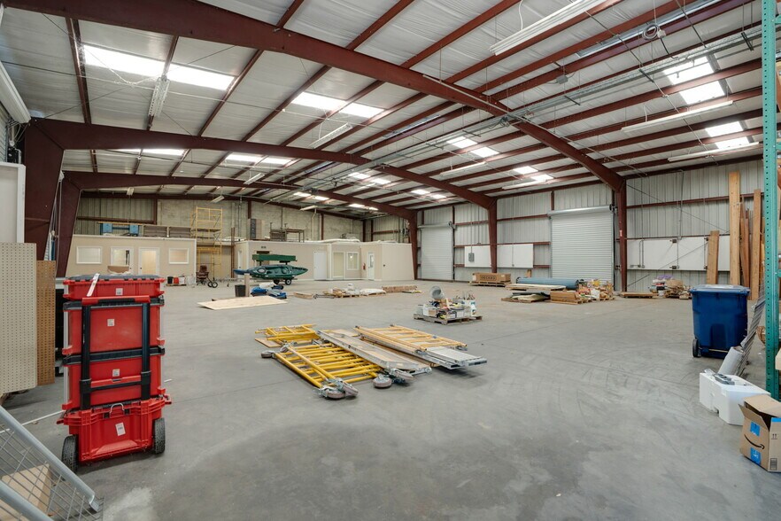 More Photos Of 1734 Apex Rd, Sarasota Warehouse For Lease