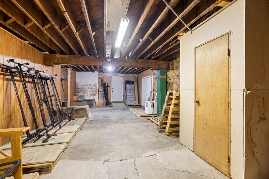 More Photos Of 816 NW 4th St, Grand Rapids General Retail For Sale