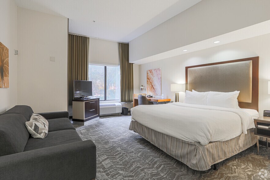 More Photos Of 450 Center Dr, Grand Rapids Hotel For Sale