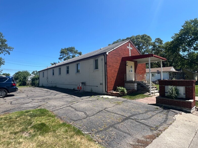 More Photos Of 2379 Emmons Ave, Warren Religious Facility For Lease