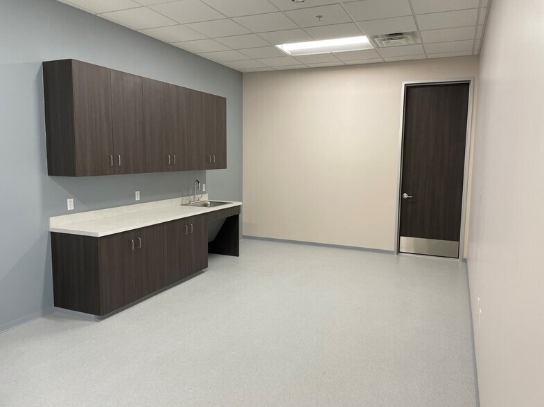 More Photos Of 7737 Cherokee Rd, Katy Distribution For Sale