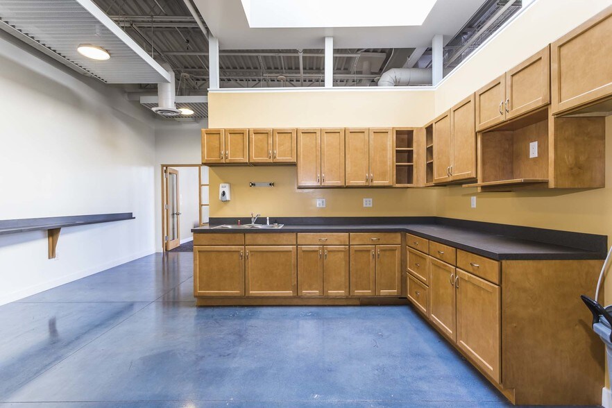 More Photos Of 900 Spring St, Jeffersonville Medical For Lease