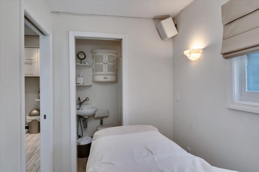 More Photos Of 139 A Bradford St, Provincetown Storefront Retail Residential For Sale