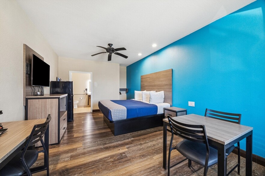 More Photos Of 9002 Highway 6, Hitchcock Hotel For Sale