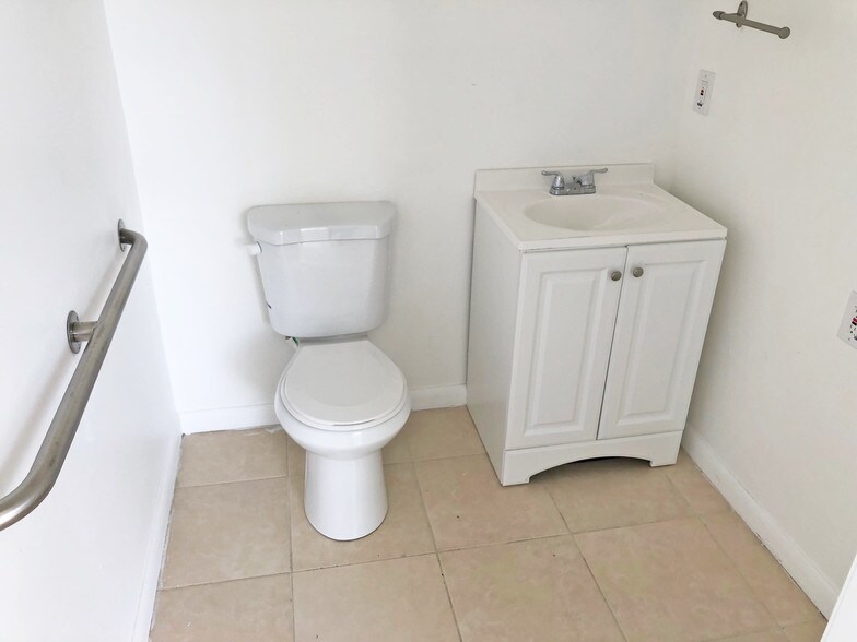 More Photos Of 2745 W Hillsboro Blvd, Deerfield Beach General Retail For Sale