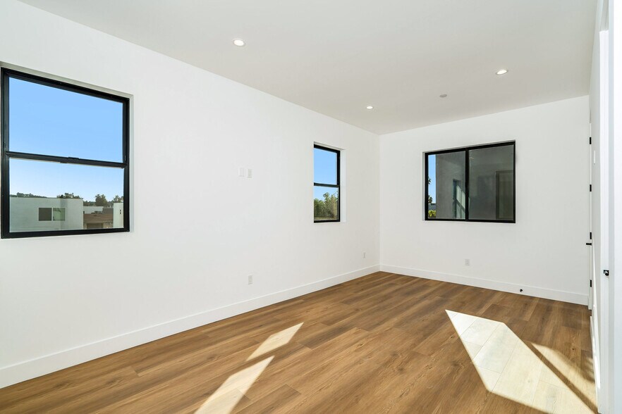 More Photos Of 2204 Carmona Ave, Los Angeles Apartments For Sale