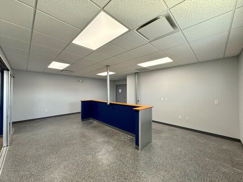 More Photos Of 950 Transport Dr, Valparaiso Flex For Lease