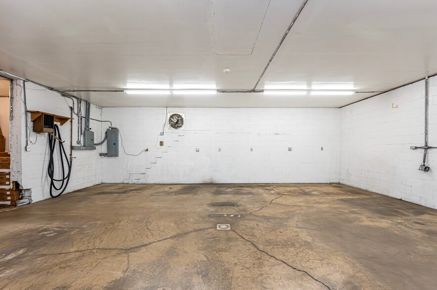 More Photos Of 305 Division St, Jeannette Distribution For Sale