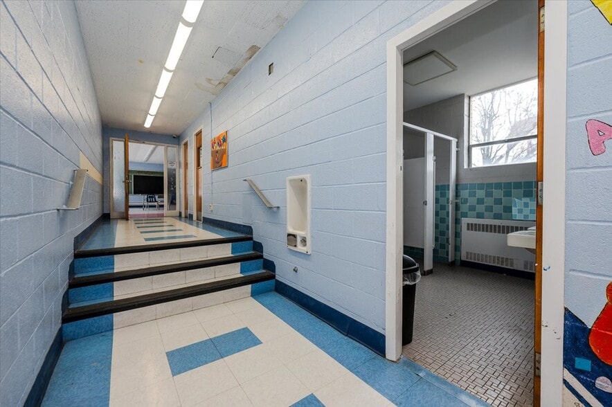 More Photos Of 90 Henry St, Inwood Office For Lease