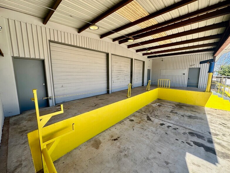More Photos Of 210 Gravel St, Seguin Warehouse For Lease
