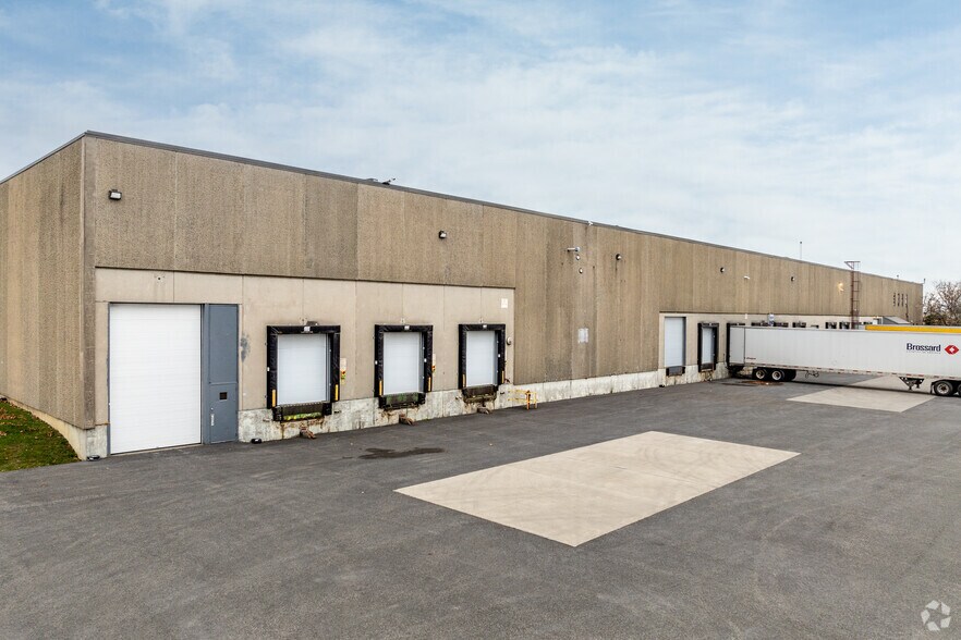 More Photos Of 180 Rue de Normandie, Boucherville Distribution For Lease