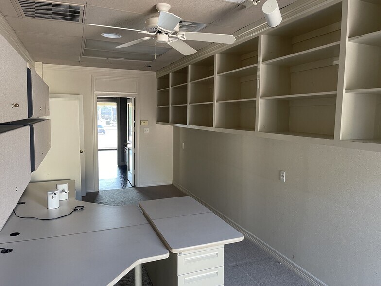 More Photos Of 404 University Dr E, College Station General Retail For Lease
