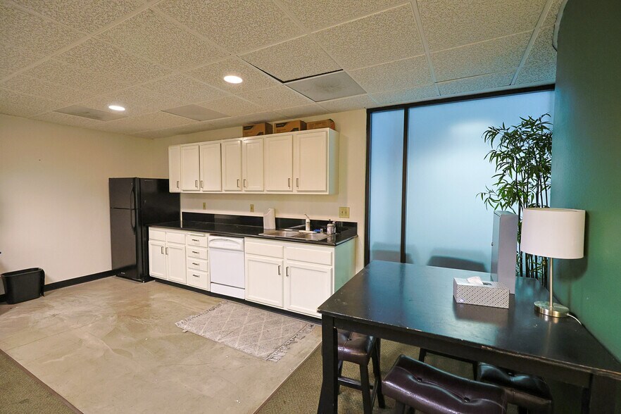 More Photos Of 4142 Lankershim Blvd, North Hollywood Unknown For Lease