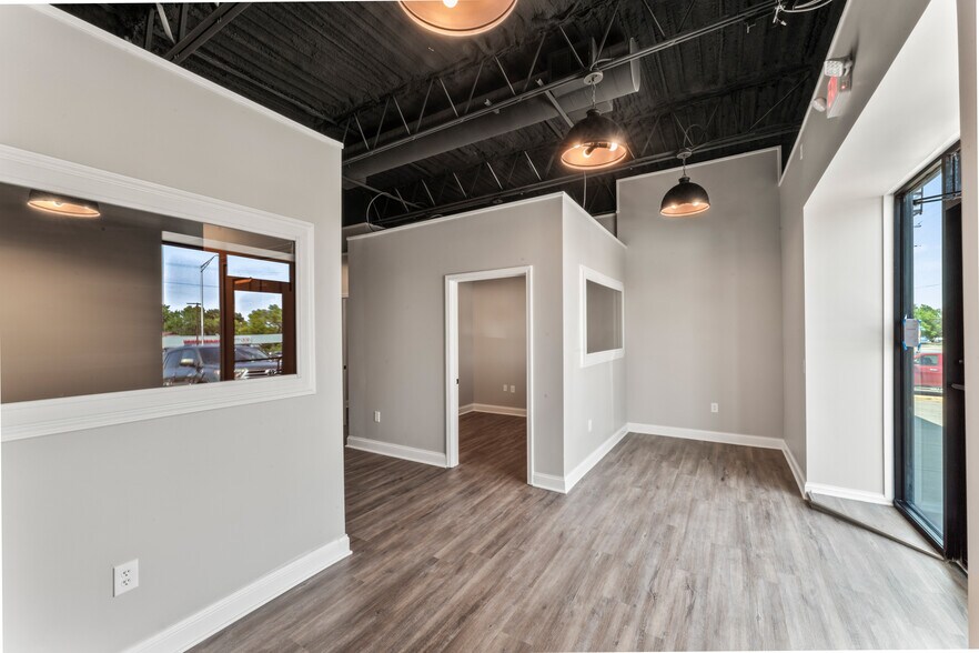 More Photos Of 7801-7811 Shawnee Mission Pky, Overland Park Freestanding For Lease