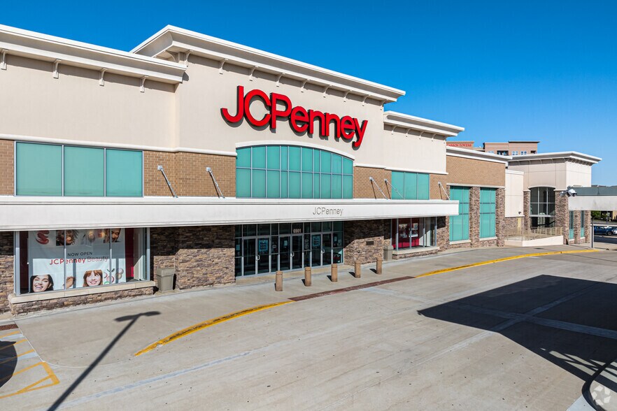 More Photos Of 6903 W 135th St, Overland Park General Retail For Lease