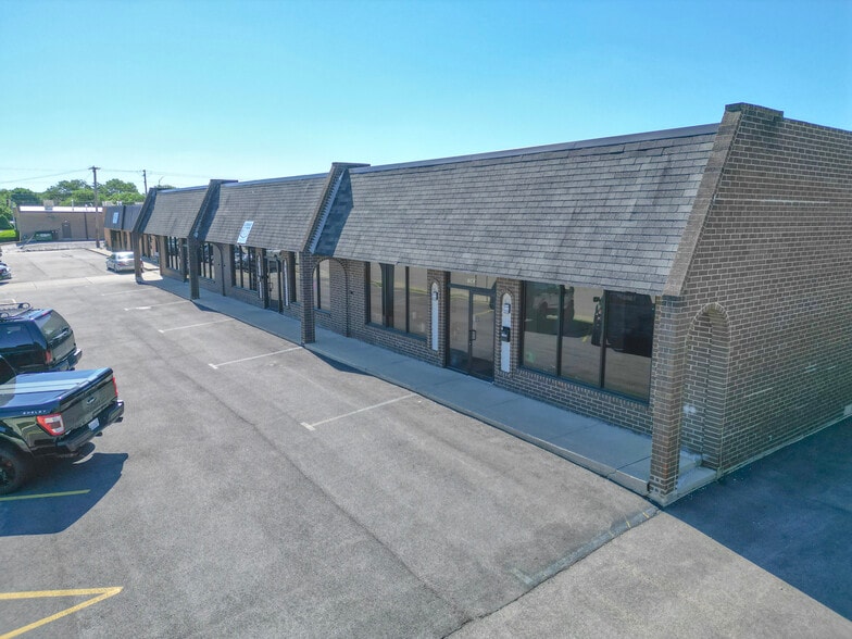 More Photos Of 1541-1543 Bourbon Pky, Streamwood Light Distribution For Lease