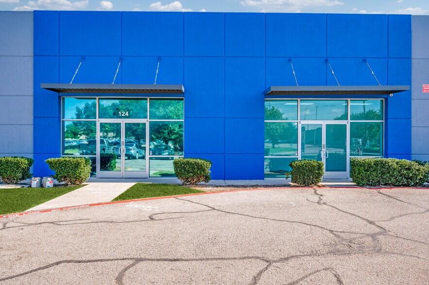 More Photos Of 1000 W Crosby Rd, Carrollton Warehouse For Lease