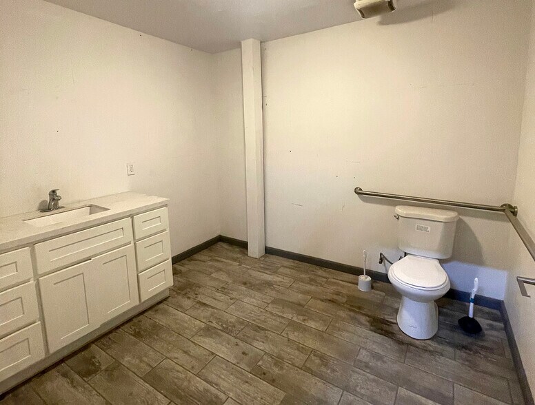 More Photos Of 2519-2521 Randolph St, Huntington Park Manufacturing For Sale