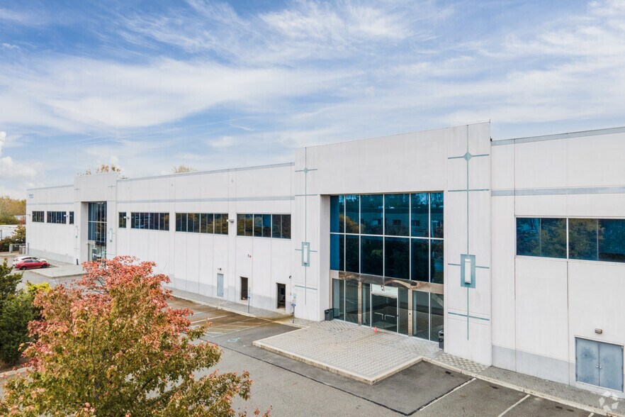 More Photos Of 700 Penhorn Ave, Secaucus Warehouse For Lease