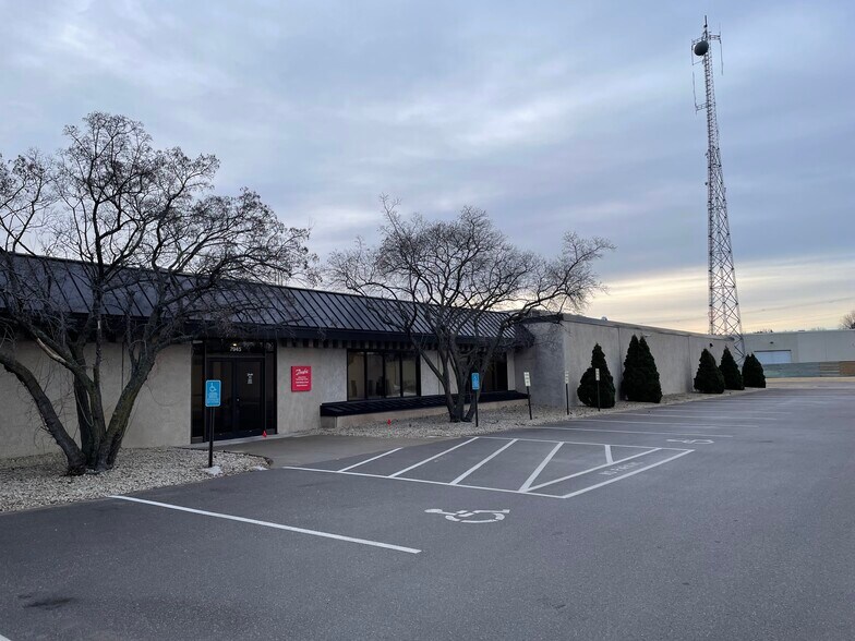 More Photos Of 7945 Wallace Rd, Eden Prairie Manufacturing For Lease