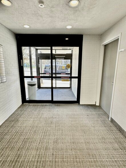 More Photos Of 4 Dearfield Dr, Greenwich Medical For Lease