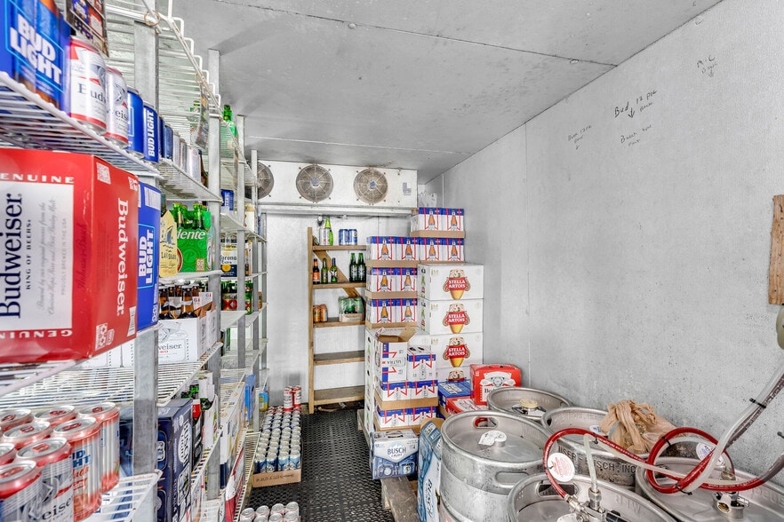 More Photos Of 1000-1006 Truman Ave, Key West Bar For Sale