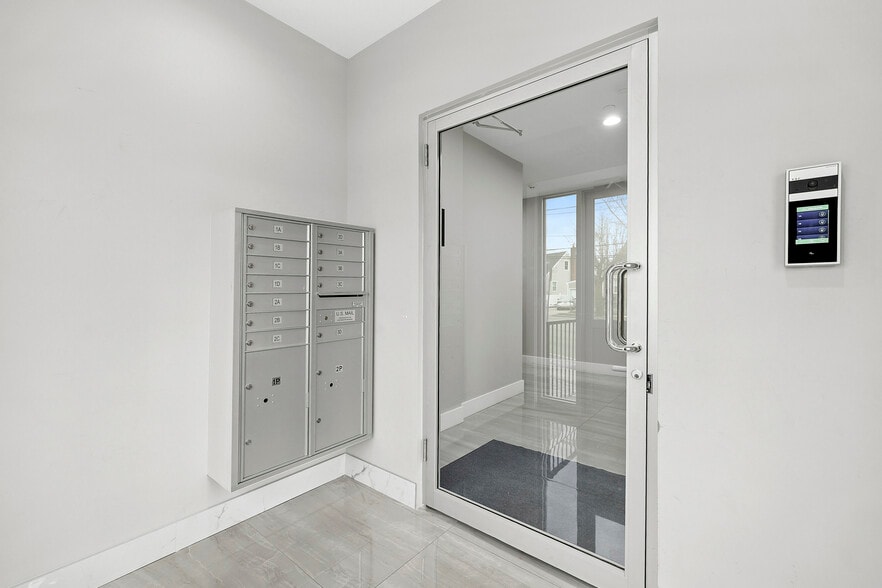 More Photos Of 533 Greenwich St, Hempstead Apartments For Sale