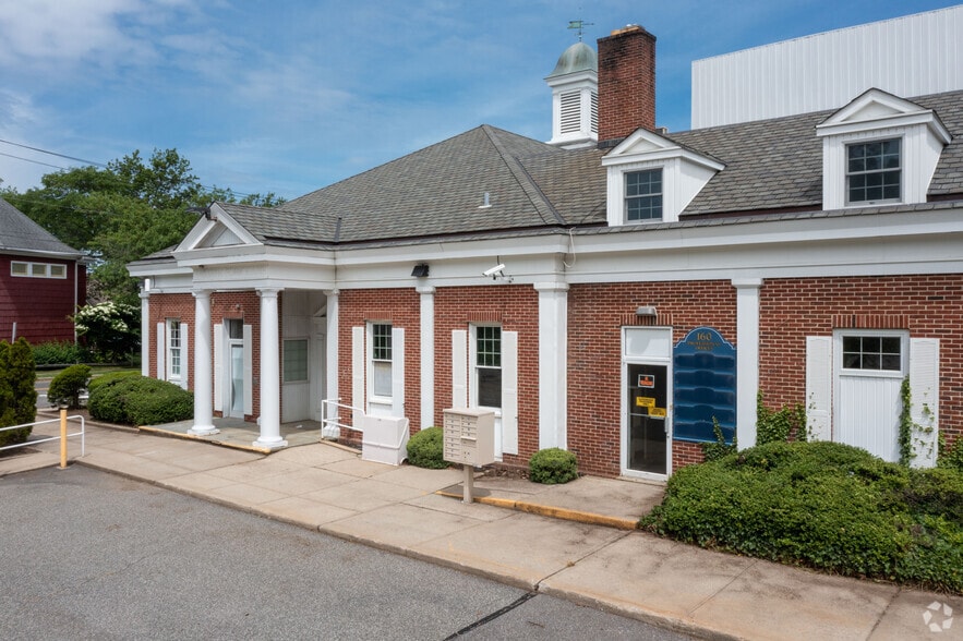 More Photos Of 160 Main St, Sayville Office For Sale