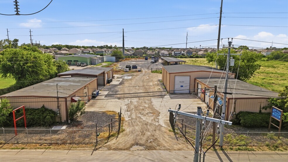 More Photos Of 2476 N Heideke St, Seguin Industrial For Sale