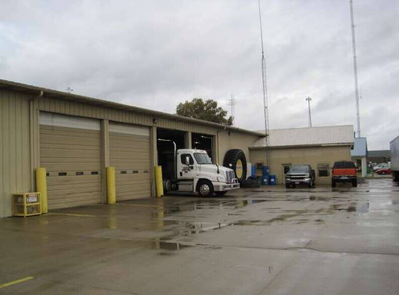 More Photos Of 709 S Commercial St, Harrisburg Auto Repair For Lease