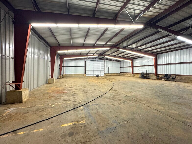 More Photos Of 6031 Fm 2767, Tyler Warehouse For Lease