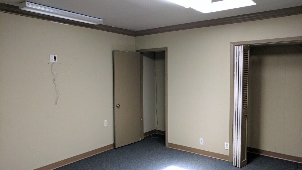 More Photos Of 2580 N 11th St, Beaumont Office For Lease