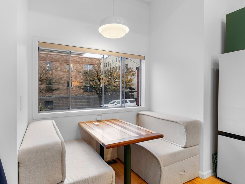 More Photos Of 1305 SE Belmont St, Portland Office For Sale