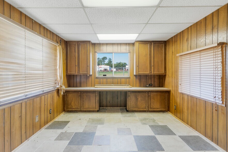 More Photos Of 600 W Cherry St, Cushing Warehouse For Lease