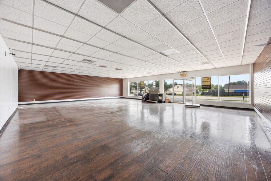 More Photos Of 1320-1326 Bedford Rd, Bedford Unknown For Lease