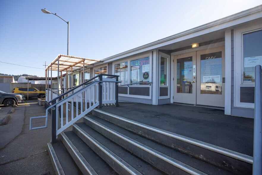 More Photos Of 751 Riverside Dr, Coquille Showroom For Sale