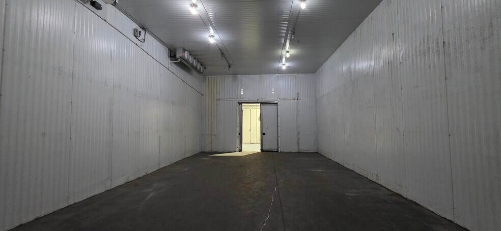 More Photos Of 7810 Kingspointe Pky, Orlando Warehouse For Lease