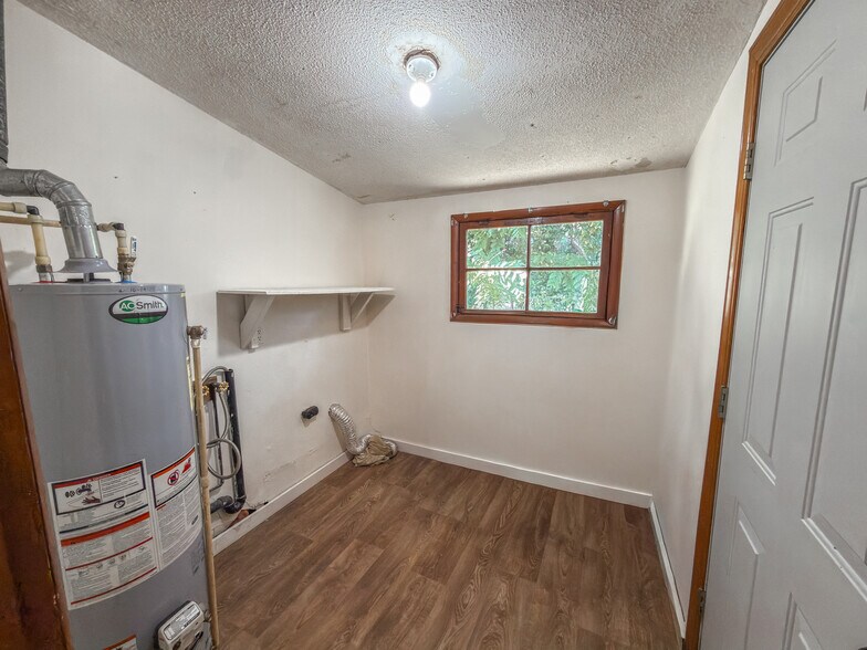 More Photos Of 204 N Walnut St, La Monte Multifamily For Sale