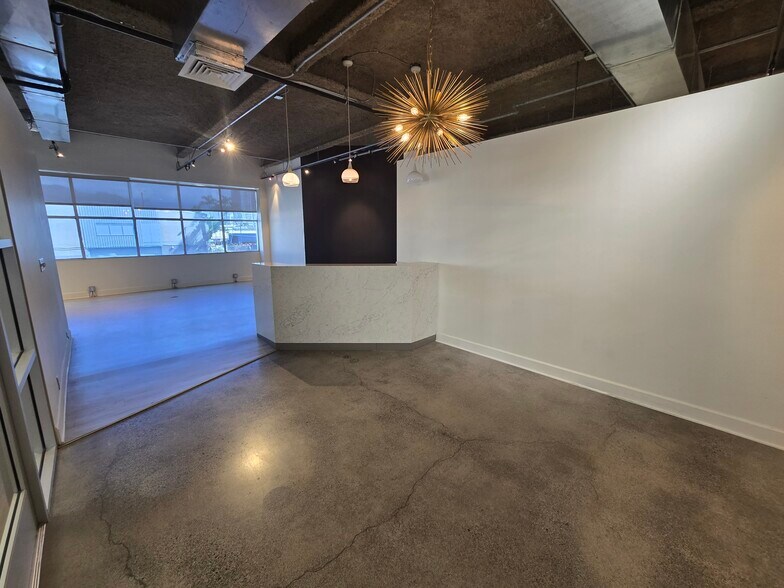 More Photos Of 401 Kamakee St, Honolulu Office For Lease